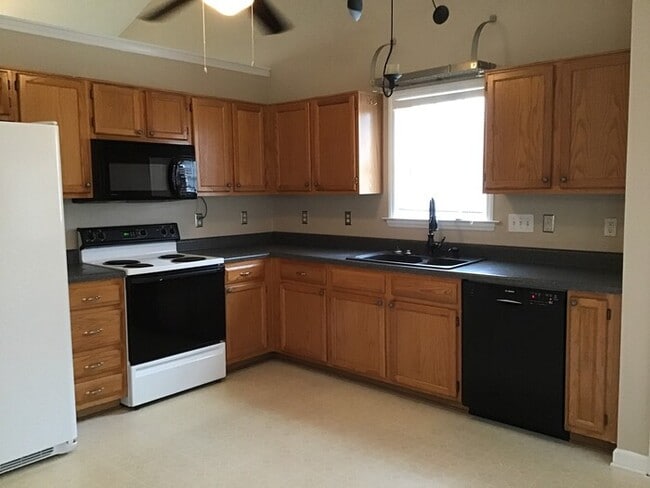 Building Photo - 404 Noonday