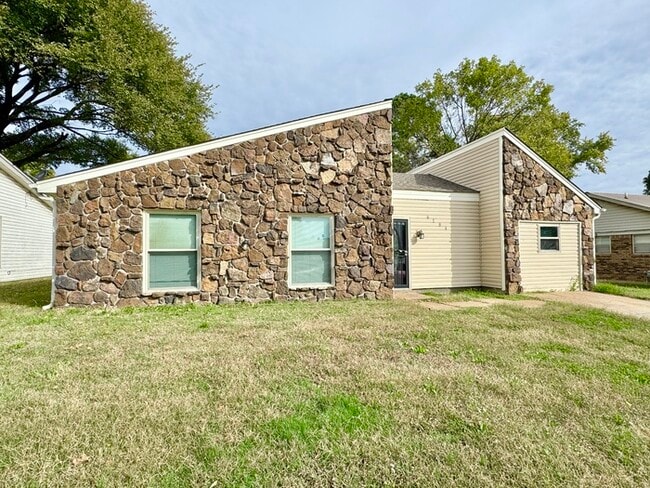 Building Photo - 6184 Holly Park Dr