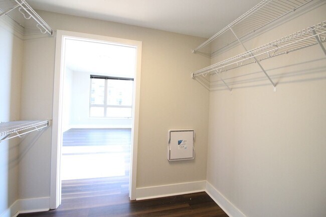 Interior Photo - Main2525