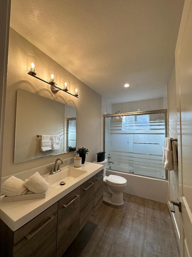 Photo - 705 W Valley Dr Apartments