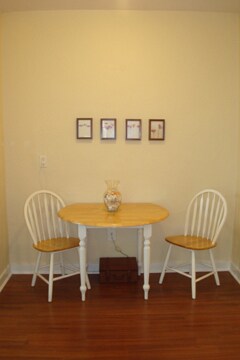 Dining area - 7510 Carlyle Ave