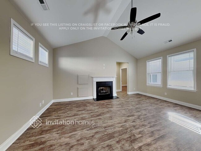 Foto del edificio - 250 Denby Cir