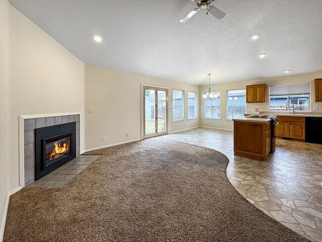 Foto del edificio - Spacious 3-Bedroom Home with 3-Car Garage, Fenced Yard & Easy Commute to Downtown Boise & BSU
