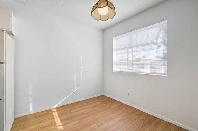 Building Photo - 2 Bedroom Unit - AVAILABLE NOW