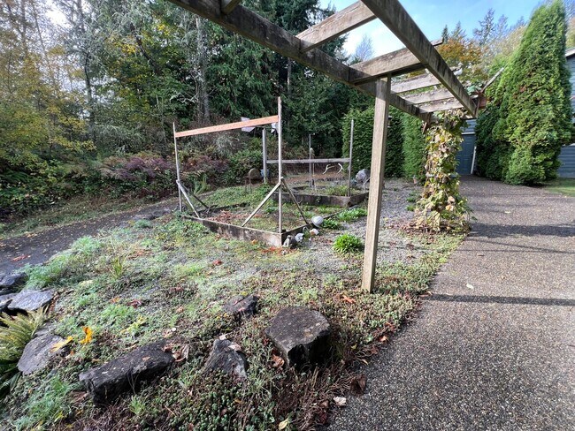 Building Photo - Southworth Hideaway Available Now! Small Pets Okay! 2 Br for Rent!