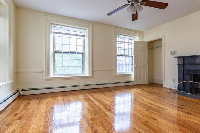 Building Photo - Studio in Beacon Hill $2400 a month