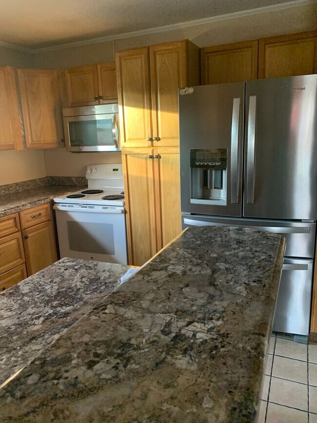 Foto del edificio - 3 Bedroom / 1.5 Bath One level Home  Gray ...