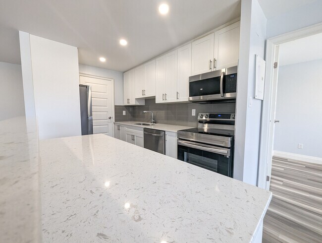 Photo du bâtiment - 2 Bedroom Unit, Family Neighborhood, Close to Schools