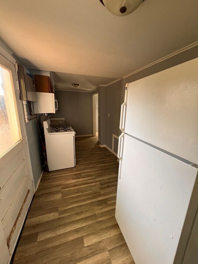 Building Photo - Welcome to this charming 2 bedroom, 1 bath...
