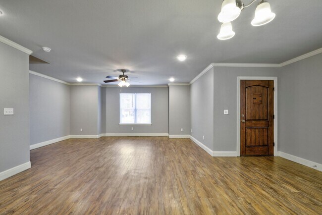 Foto del edificio - Beautiful 3 bed / 2.5 bath duplex with two car garage - Minutes from U of A!