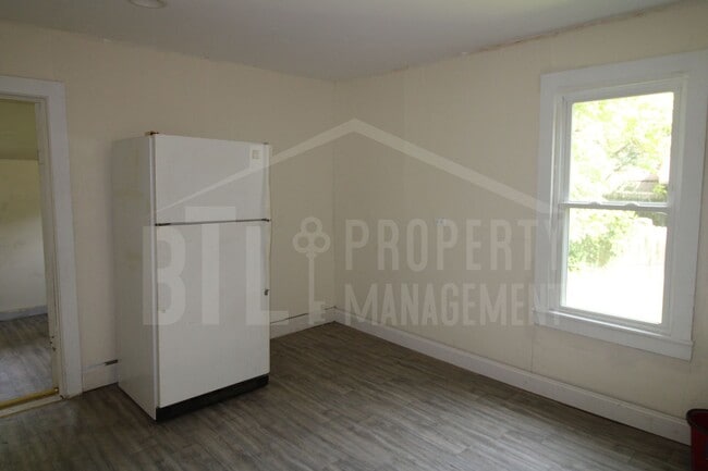 Building Photo - 3 Bedroom & 1 Bath Home