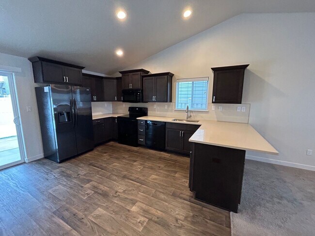 Foto del edificio - 640 Diamond Lake St