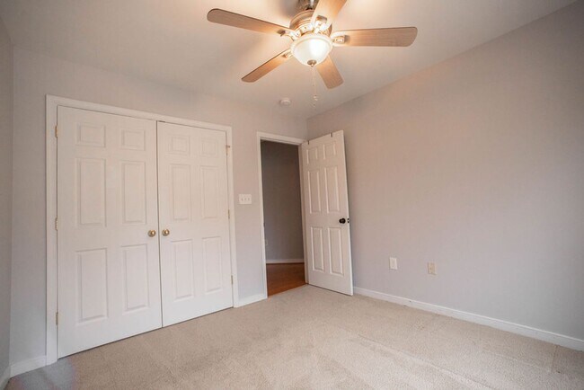 Building Photo - Spacious 3 Bed / 2 Bath with Large Back De...