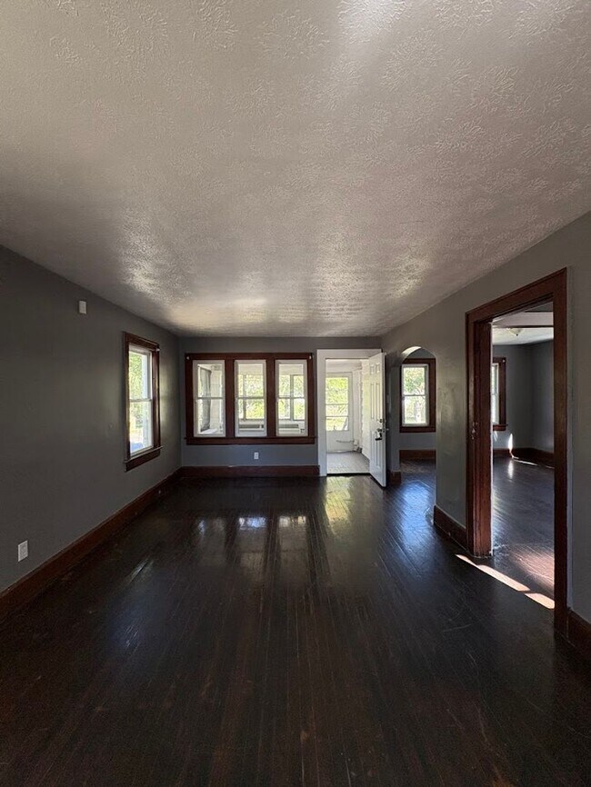 Building Photo - Three bedroom one bathroom home for rent