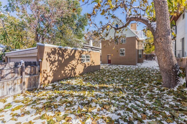 Foto del edificio - Beautifully updated 3 BR 3 bath Victorian home 7 blocks from Washington Park