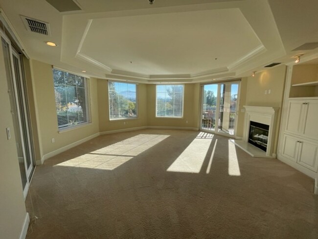 Building Photo - Beautiful 3 bedroom single level condo-Reg...