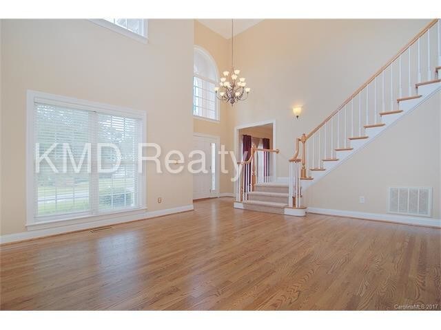 Building Photo - 11033 Fountaingrove Dr