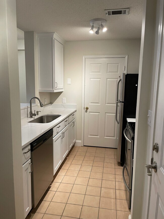 1074 Peachtree Walk NE Unit B211, Atlanta, GA 30309 Condo for Rent in