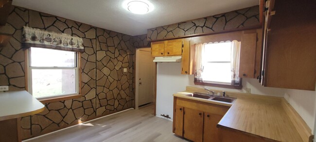 Building Photo - Very nice 2 bedroom/1 bath home with Centr...