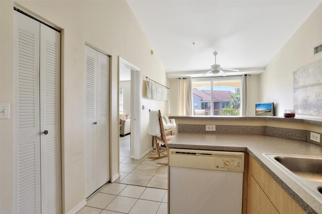 Building Photo - 723 Villa Cir