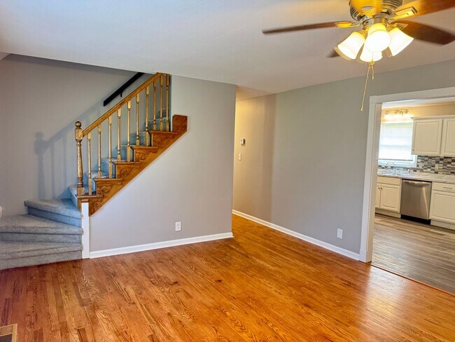 Foto del edificio - Convenient location! Cute 4 Bed 2 Bath home with detached 2 Bay Garage!