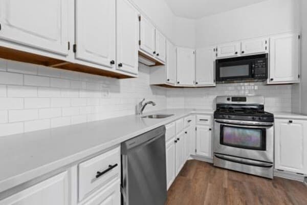 Building Photo - 401 E 7th St