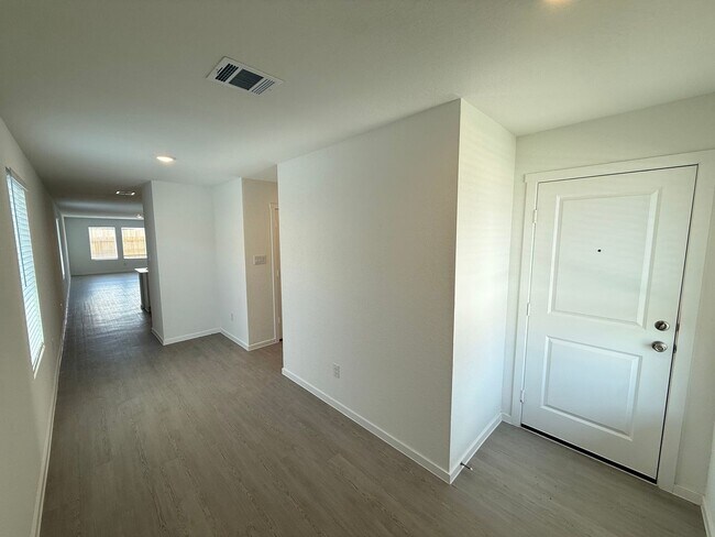 Foto del edificio - Brand New 4bd/2ba in Prime Location