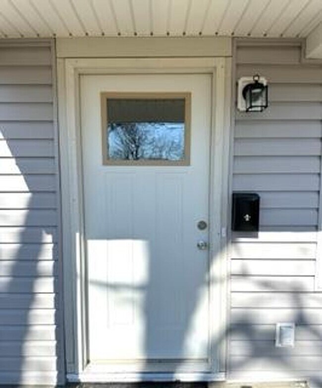 Building Photo - Beautifully remodeled 2 bedroom home