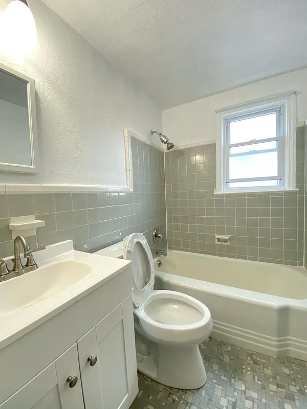 Building Photo - 34 E 7th St