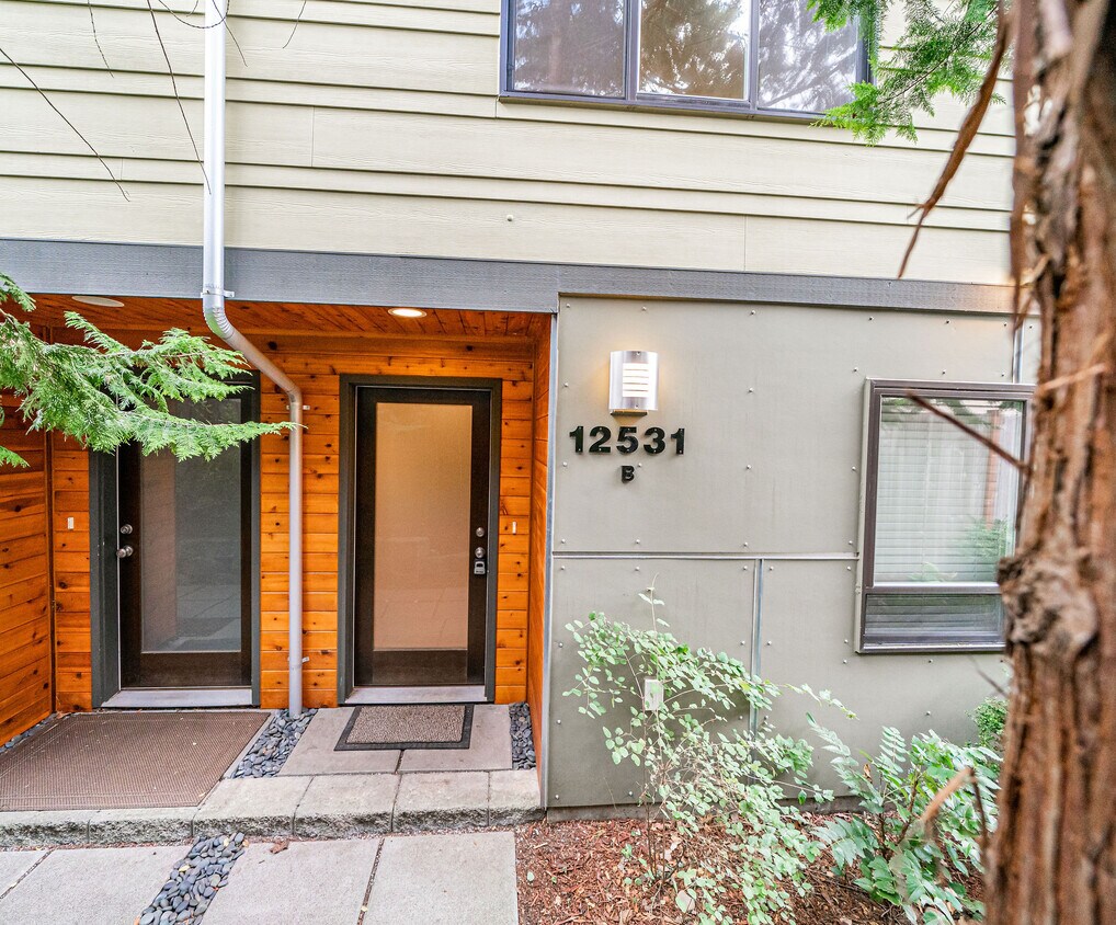 Foto principal - 12531 26th Ave NE