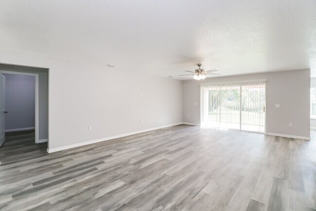 Foto del edificio - 5468 Chestnut Ridge Rd