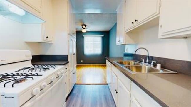 Building Photo - 425 N Hobart Blvd