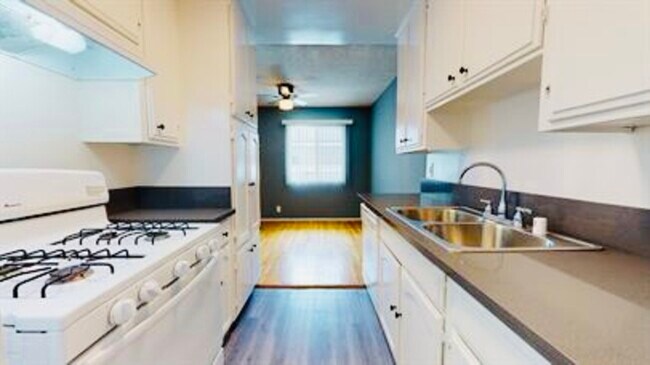 Foto del edificio - 425 N Hobart Blvd