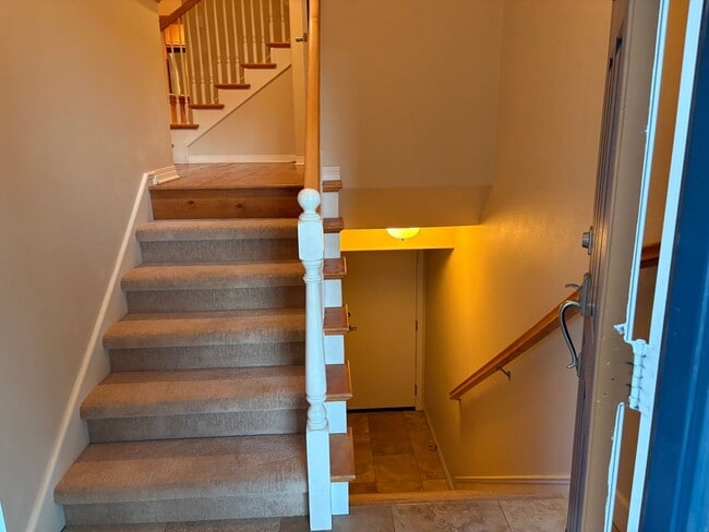 Building Photo - Great Tri-Level Townhome in Coastal Carlsb...