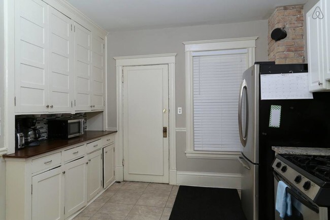 Building Photo - 2117 University Ave NE