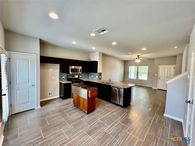 Foto del edificio - 134 Wainscot Oak Wy