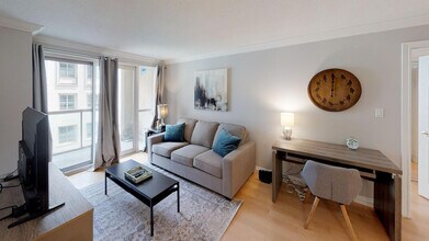 Building Photo - 168 Simcoe St