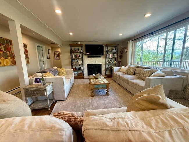 Building Photo - Sprawling 6 BR 4 BA Applewood Paradise - Live in Luxury with this Entertainer's Dream!