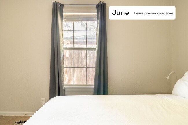 Building Photo - Private bedroom in 3 bed/2 bath Home