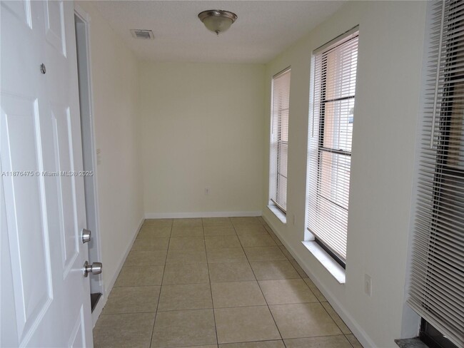 Foto del edificio - 681 NE 3rd Pl