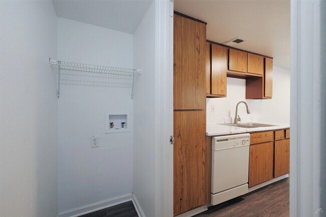 Foto del edificio - 2323 Wells Branch Pkwy