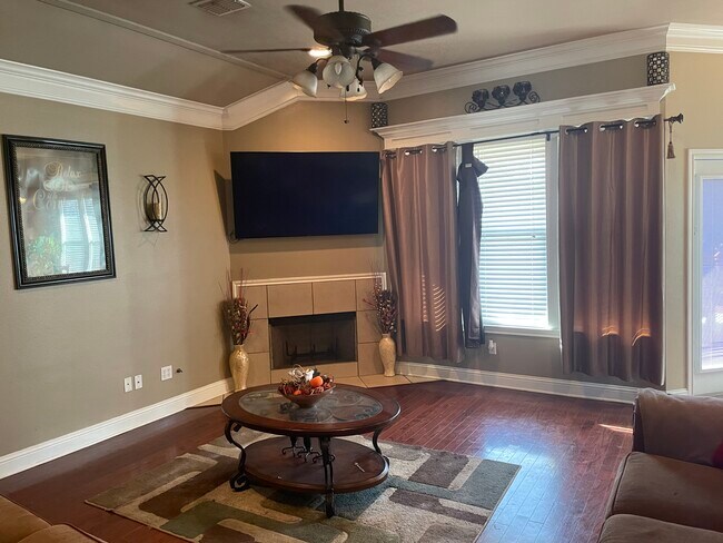 Building Photo - 3572 Lakeside Dr