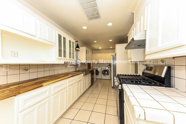 Foto del edificio - 3 Bedroom Santa Ana Home
