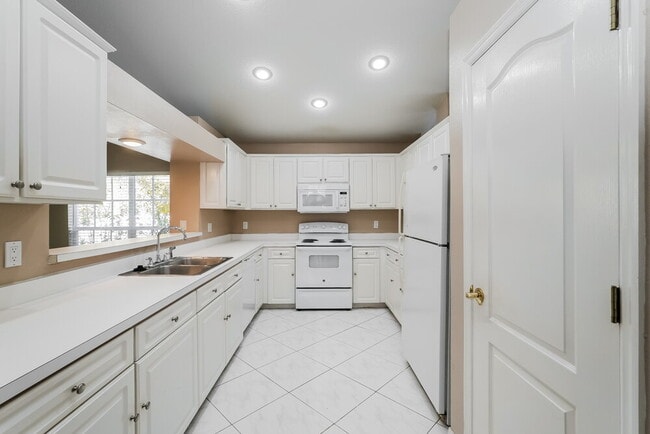 Building Photo - 17724 Long Rdg Rd