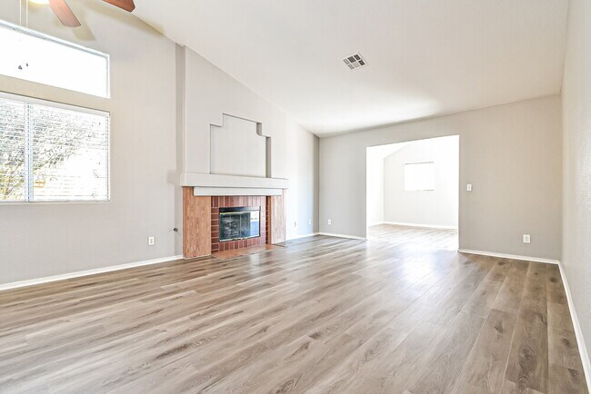 Foto del edificio - 6445 Bubbling Springs Ave