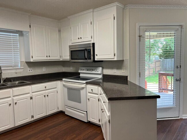 Building Photo - 3BR/2BA Available Today!