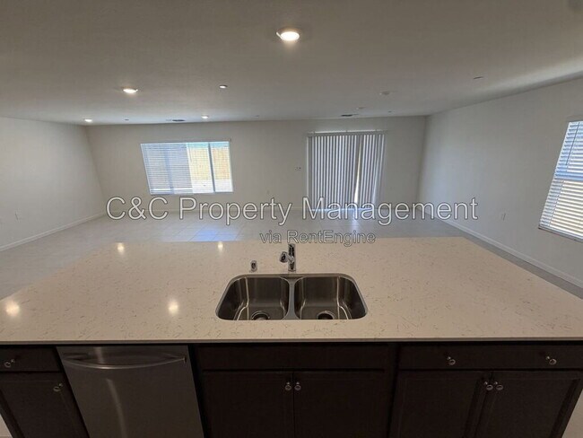 Foto del edificio - 2208 S Helm Ave