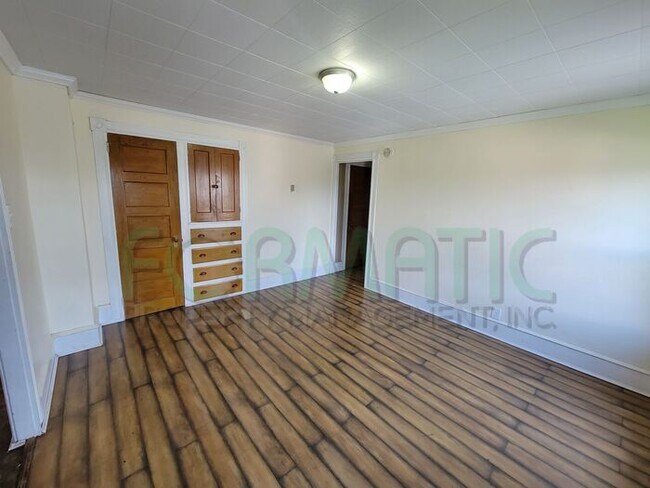 Foto del edificio - Second floor - 2 Bedrooms and 1 Bathroom, ...