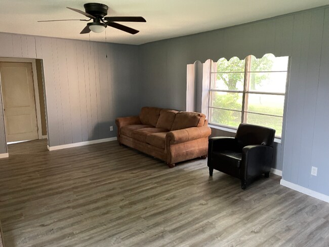 Building Photo - 1423 OK-10