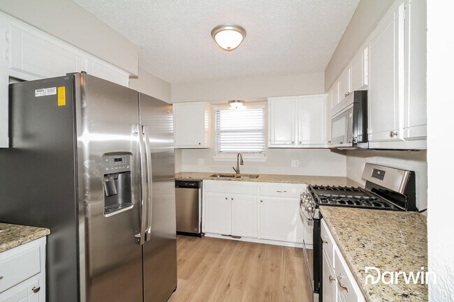 Building Photo - 3821 Oakcliff Dr